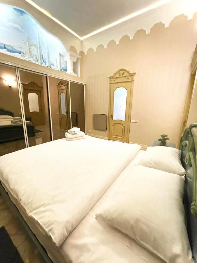 Appartamento Great One Bed Right Near Opera House Kiev Esterno foto